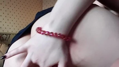 Молодая тёлочка подрабатывает в вебкам-чате, тиская свои крупные сиськи и надрачивая пилотку