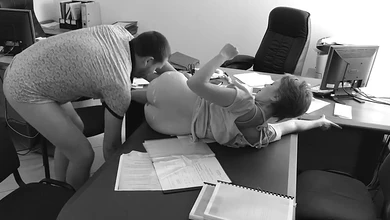 Босс выебал на столе секретаршу и густо обкончал её булки (съёмки на скрытую камеру)